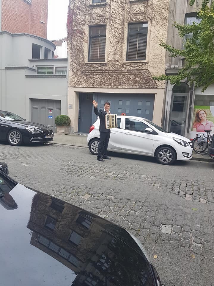 Mihai Onilă, cu acordeonul pe străzile din Belgia.