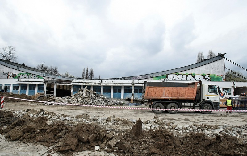 Se demolează patinoarul Flamoropol. Arena-sandwich de 2.000.000 de euro din Otopeni, gata în august