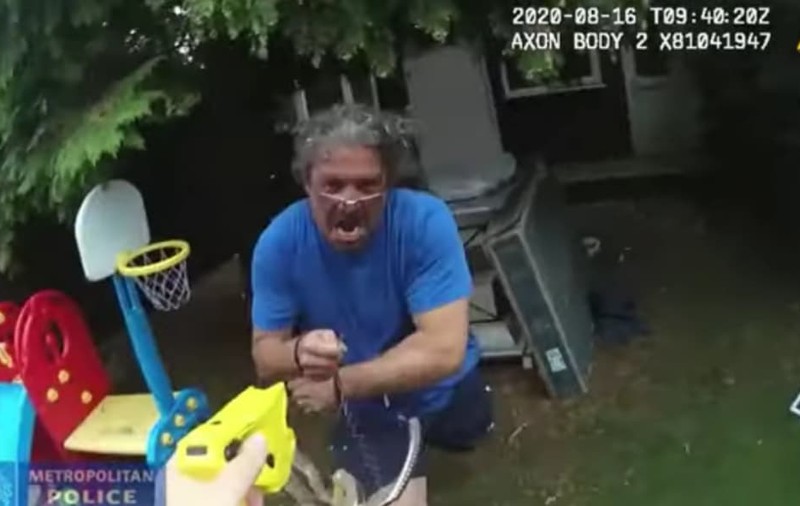 Un român din Marea Britanie, condamnat la aproape 4 ani de închisoare, după ce a atacat o polițistă cu un pix