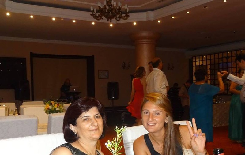 Mama Irinei Begu o așteaptă pe fiica ei cu ouă roșii și cu sărmăluțe!
