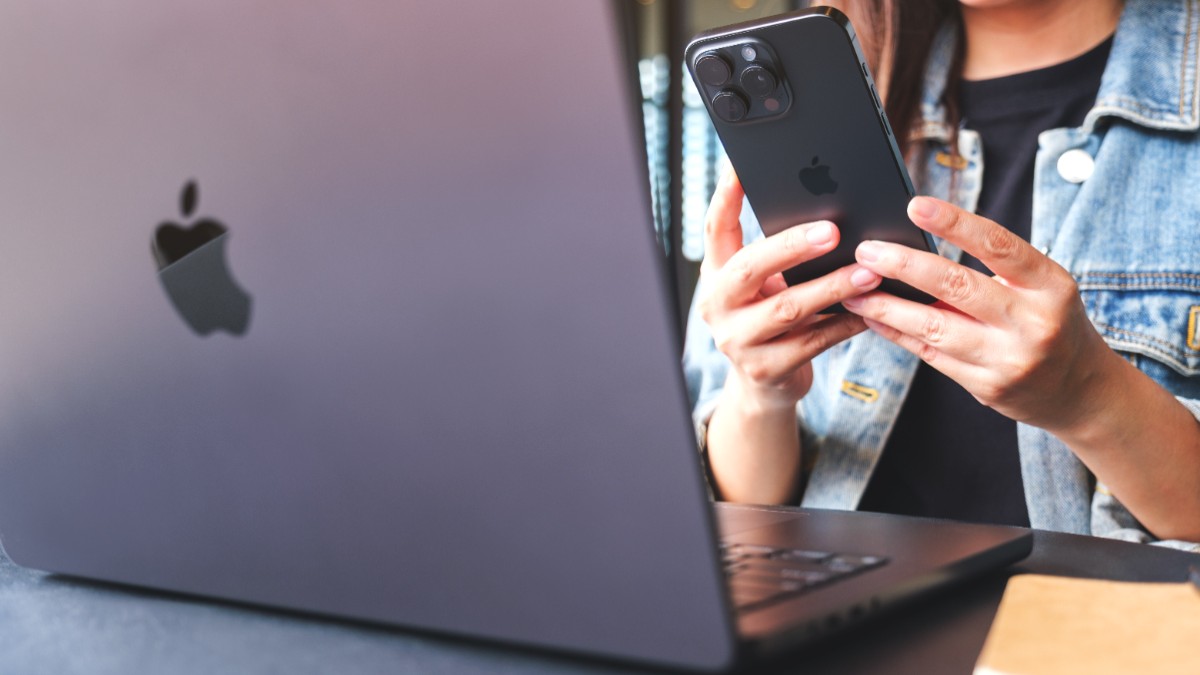În imagine sunt ilustrate un laptop și un telefon Apple