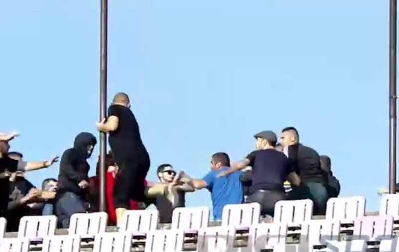 Bătaie la ASU Poli - UTA Arad. Fanii celor două rivale s-au luptat până la intervenția forțelor de ordine! | VIDEO