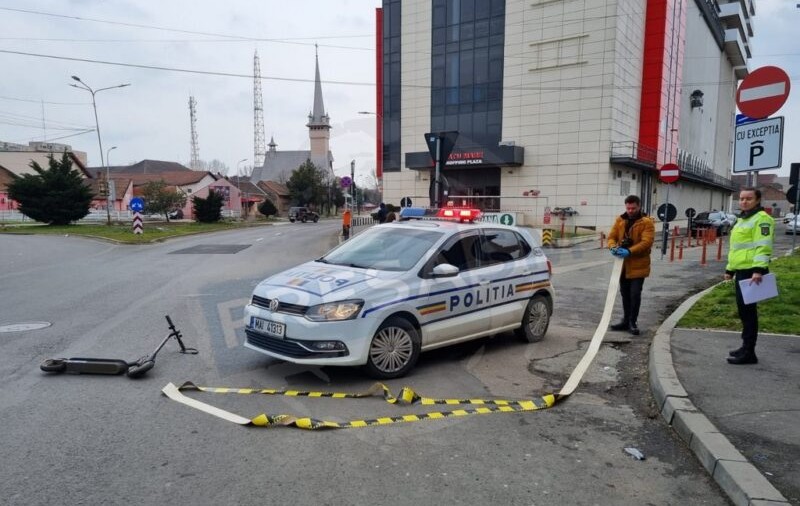 O femeie din Satu Mare pe trotinetă, la spital, după ce a fost acroșată de o mașină de poliție aflată în misiune
