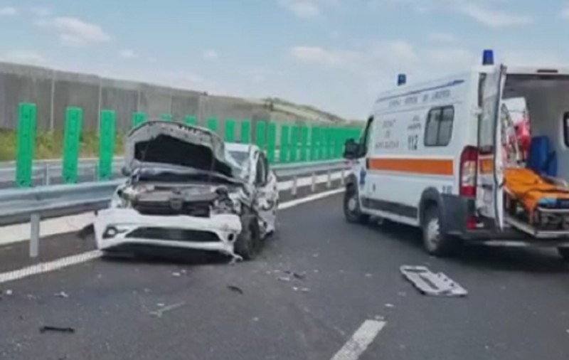 VIDEO |  3 persoane, rănite pe Drumul Expres Craiova-Pitești, după ce o șoferiță a mers 4 km pe contrasens