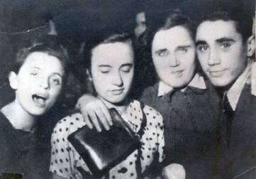 Elena Ceauşescu, la un bal organizat de U.T.C. în 1939 | Sursa: Fototeca online a comunismului românesc