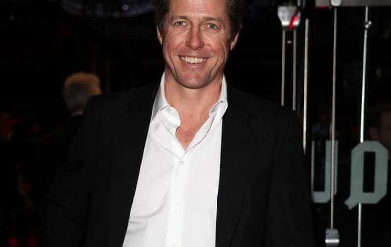 Hugh Grant face Pilates alături de tinere atrăgătoare