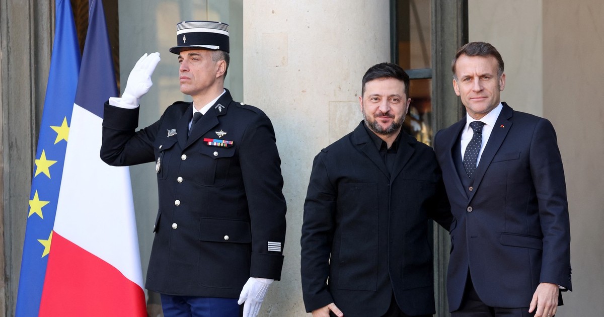 Emmanuel Macron și Volodimir Zelenski în fața Palatului Elysee Foto: Profimedia