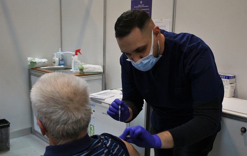 Numărul românilor vaccinați anti-COVID a depășit, sâmbătă, numărul celor infectați de la debutul pandemiei