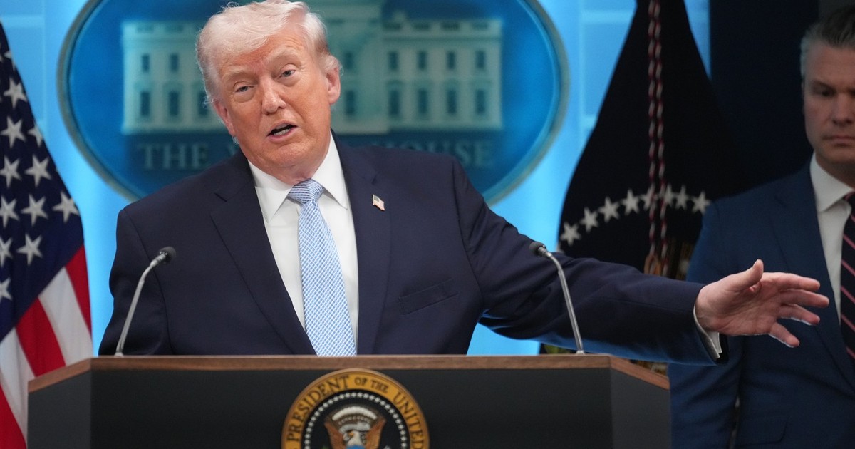 Donald Trump ține un discurs despre Iran. Secretarul apărării Pete Hegseth, în spatele președintelui SUA Foto: Profimedia