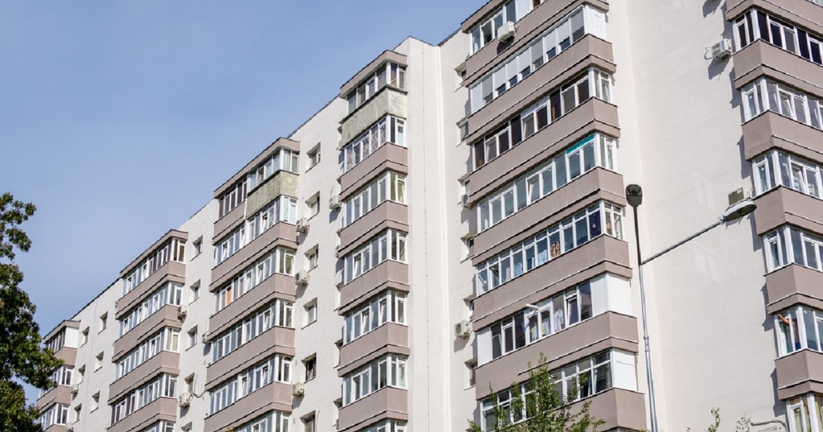 Care sunt drepturile şi obligaţiile tale la bloc, conform legii asociaţiilor de proprietari - Imagine cu un bloc de locuinţe renovat din Bucureşti