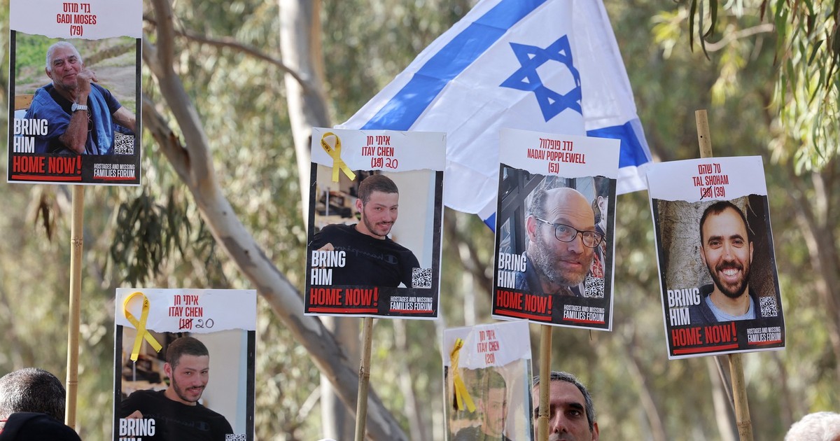 Oameni cu portrete ale unora dintre cei răpiți de Hamas la 7 octombrie 2023 Foto: Profimedia