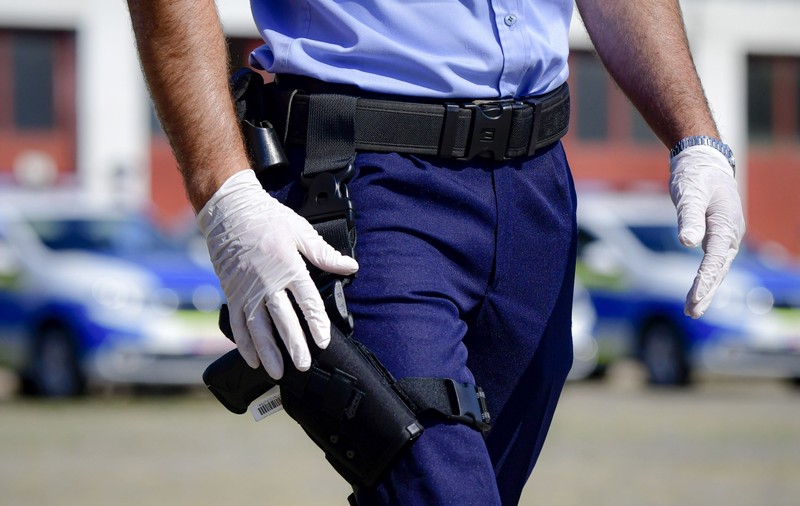 Poliția trebuie să plătească 100.000 de lei daune unui bărbat snopit în bătaie în secție de doi agenți. Victima venise să depună o plângere