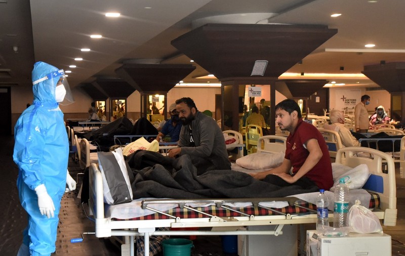 Doi pacienți într-un pat. Imaginea sumbră din țara care înregistrează 200.000 de cazuri COVID într-o zi