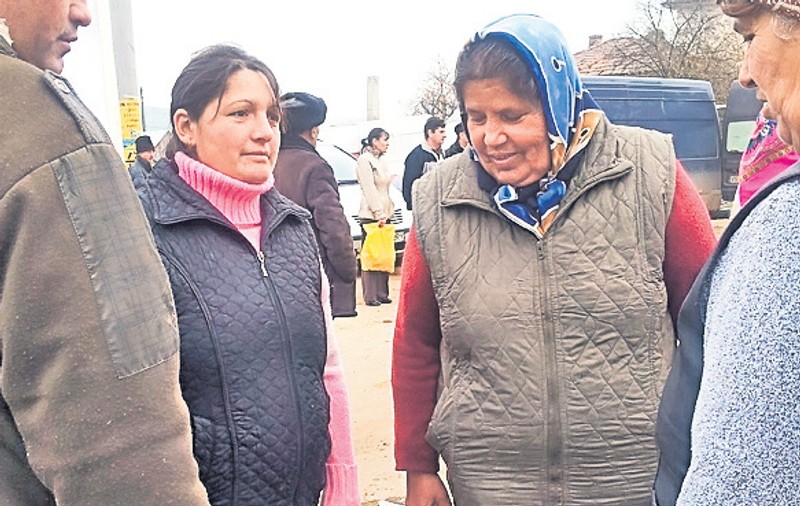 A început programul «Şpaga electorală»! Îşi cumpără locul în Parlament cu o plasă cu peşte