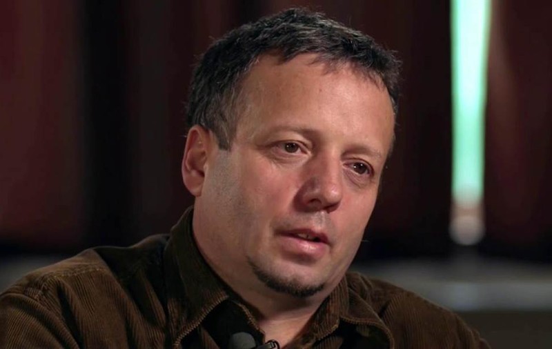 Celebrul hacker Guccifer a fost predat autorităților americane. Câte luni are de petrecut după gratii în SUA