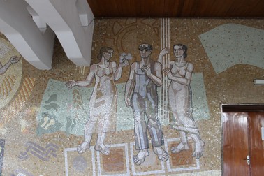 Mozaicurile de pe fațada și din interiorul clădiri reprezintă unele dintre cele mai importante exemple de artă monumentală socialistă din România. Sursa foto: Diana Frîncu