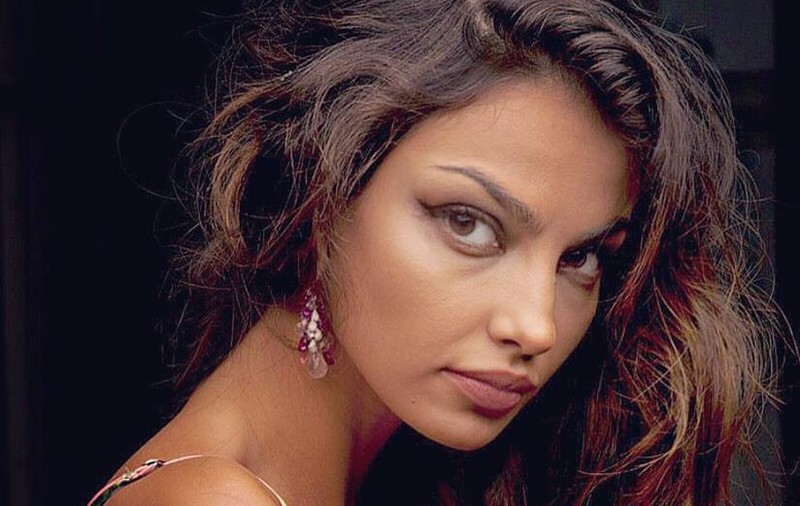 Ce fac Mădălina Ghenea și iubitul ei în parcare. Îmbrățișări, mângâieri și sărut pasional | VIDEO