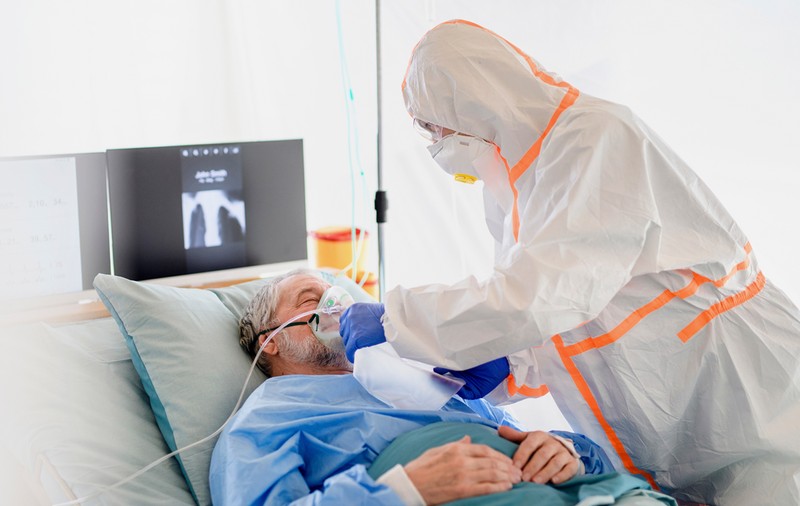 Medic român la un spital din Paris: „Rudele primesc echipament de protecție, ca să-i vadă pe muribunzi. Oamenii nu trebuie să moară fără familie”