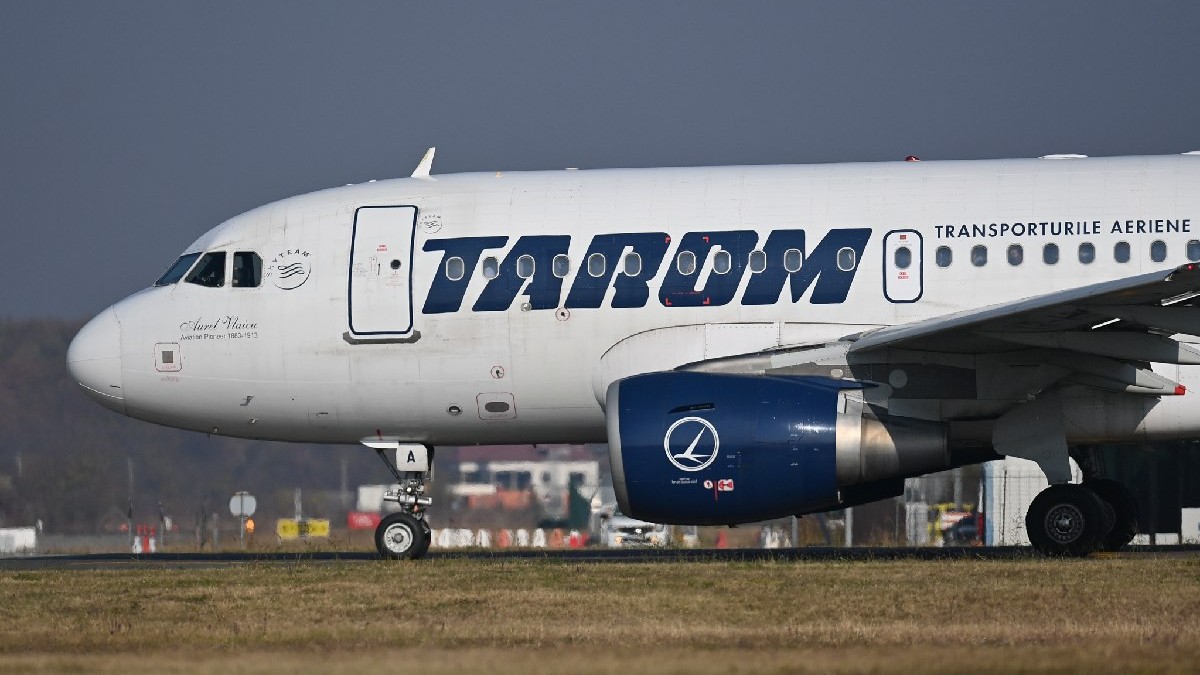 Un avion al Comapaniei aeriene naționale Tarom, alb si albastru închis