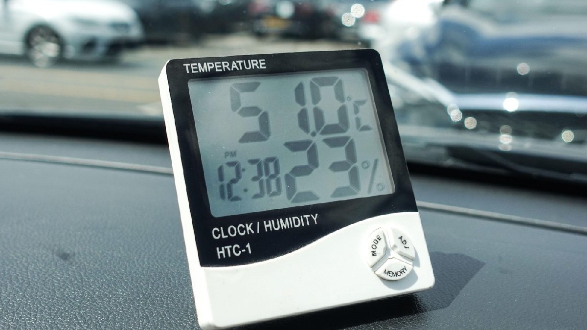Termometrul digital indica 51,1 grade Celsius în timp ce mașina era parcată la soare, în Birmingham, 30 iunie 2025