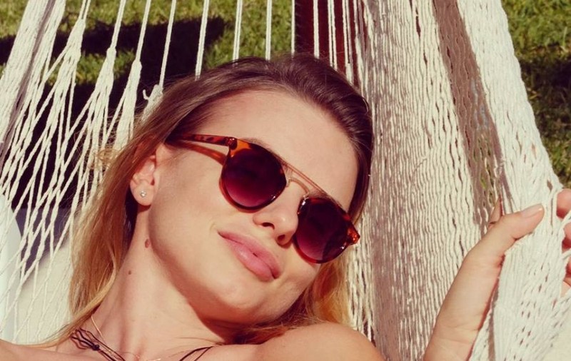 Jojo, topless la plajă. Cum se afişează actriţa în vacanţe | FOTO ÎN ARTICOL