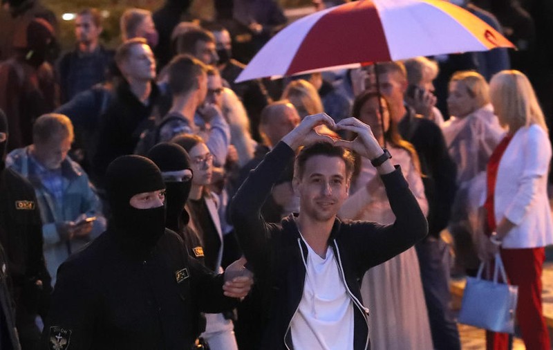 20 de jurnaliști care se pregăteau să relateze de la un protest din Minsk au fost arestați de poliția anti-revoltă din Belarus