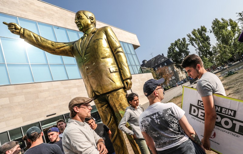 Scandal după ce statuia din aur a lui Erdogan a fost îndepărtată de autorități într-un oraș din Germania