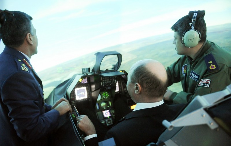 De la CÂRMA VAPORULUI, la MANŞA AVIONULUI! TRAIAN BĂSESCU A PILOTAT UN F-16 în TURCIA! FOTO