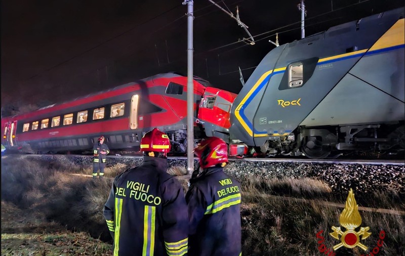 Două trenuri care mergeau în aceeași direcție s-au ciocnit în Italia. 17 oameni au fost răniți