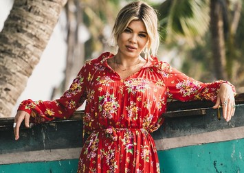 Gina Pistol vine încărcată de daruri din Asia, de trei ani încoace