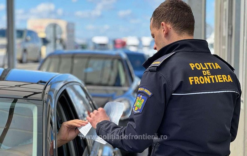 Zeci de migranți, mulți dintre ei deshidratați, găsiți într-un camion cu mobilă care se pregătea să iasă din România