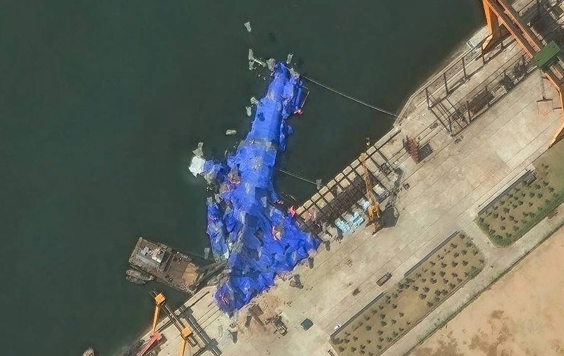 Coreea de Nord trimite obiecte misterioase în formă de balon către nava de război avariată, arată imagini din satelit