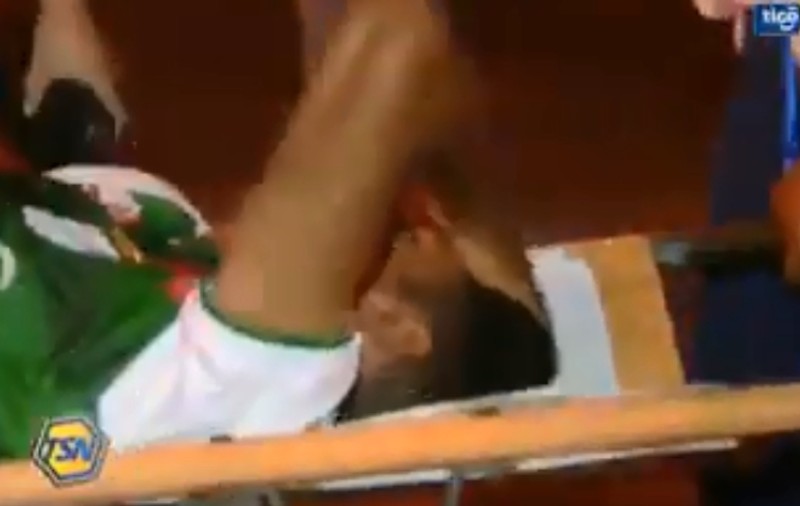 VIDEO | Un fotbalist a fost cărat la spital în portbagajul unui taxi, fiindcă șoferul ambulanței de la stadion era de negăsit!