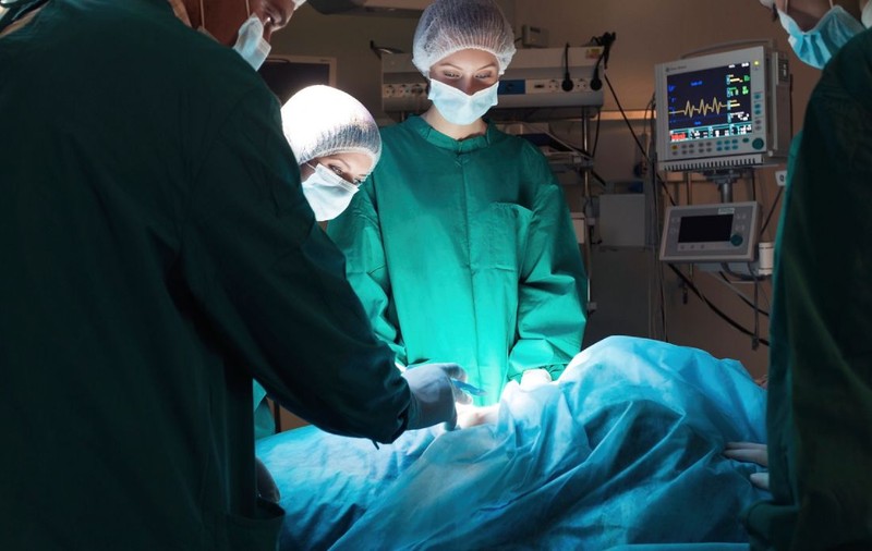 Trei bebeluși cu malformații grave, operați la Timișoara într-o singură zi. Medic: „Unul dintre copii avea măduva expusă”
