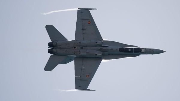 Un avion de vânătoare F-18 efectuează o demonstrație aeriană în cadrul Spectacolului Aerian Internațional Torre del Mar 2024, organizat pe plajă