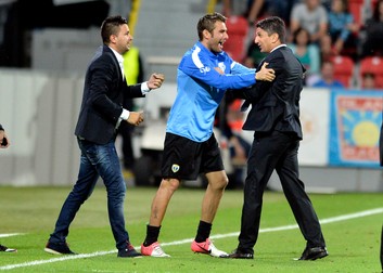 Mario Nicolae, Adrian Mutu și Răzvan Lucescu (de la stânga), în timpul unui joc al Petrolului.