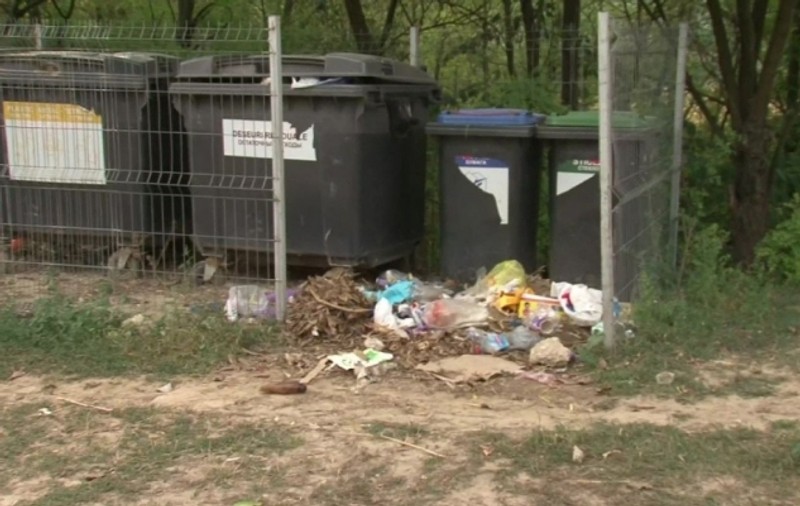 Un bebeluș a fost găsit mort într-un tomberon, în Piatra-Neamț