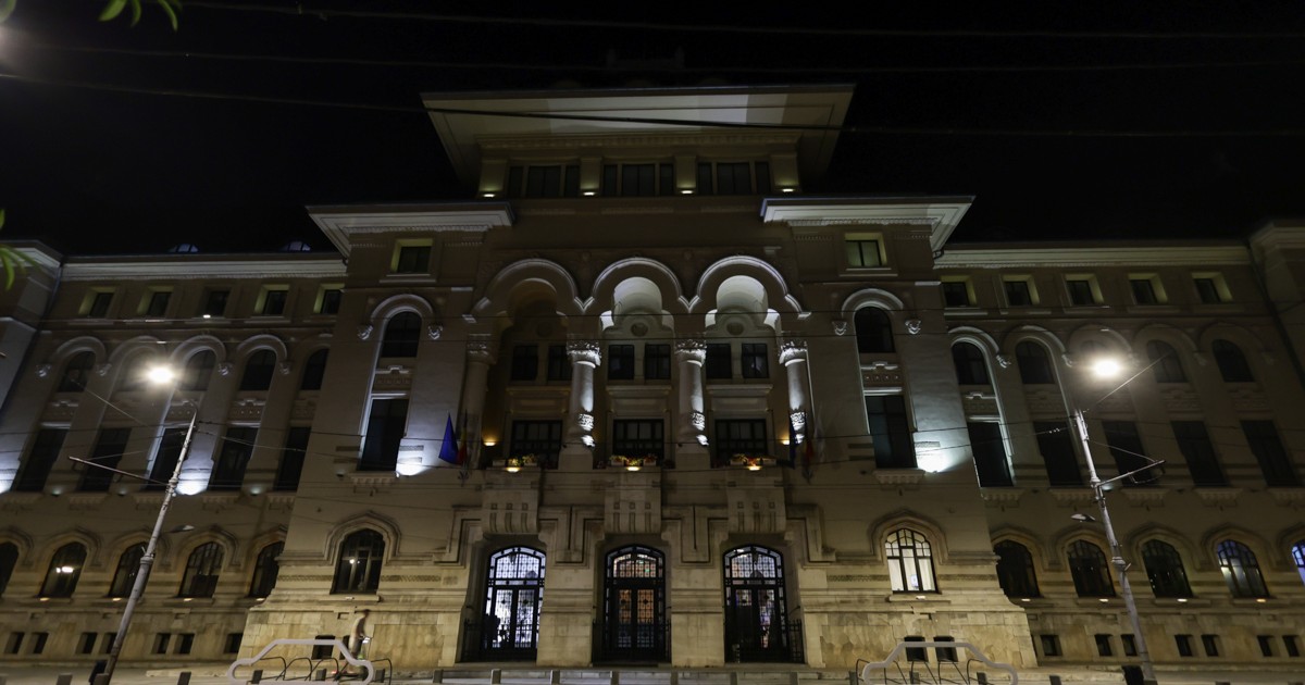 Clădirea Primăriei București cu toate luminile stinse