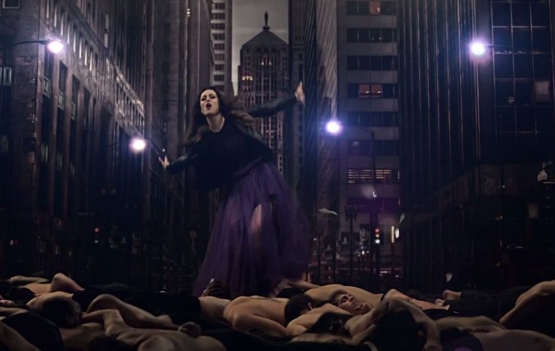 PREMIERĂ LIBERTATEA.RO | Anca Florescu are bărbaţii la picioare în videoclipul "HEARTS COLLIDE"