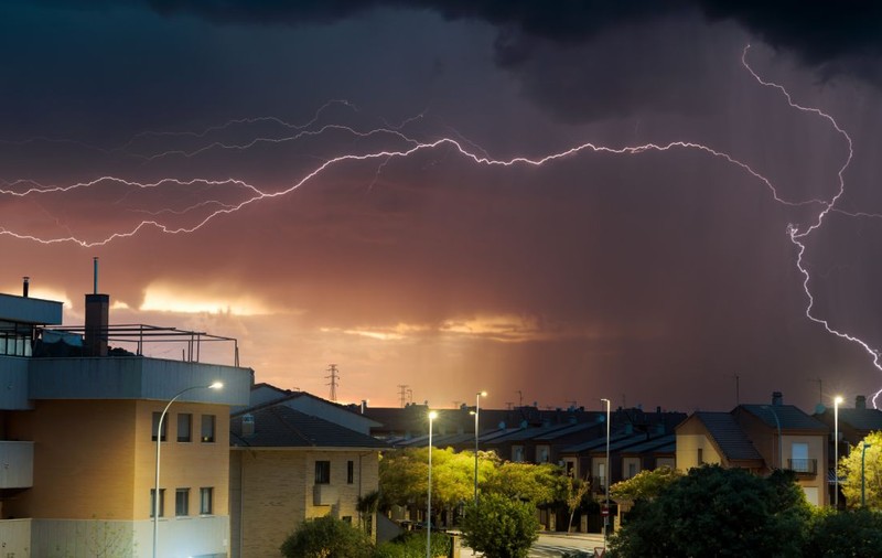 Furtuni și vijelii în jumătate de țară, caniculă în sud-est până miercuri. Harta județelor afectate de avertizările meteo ANM cod galben