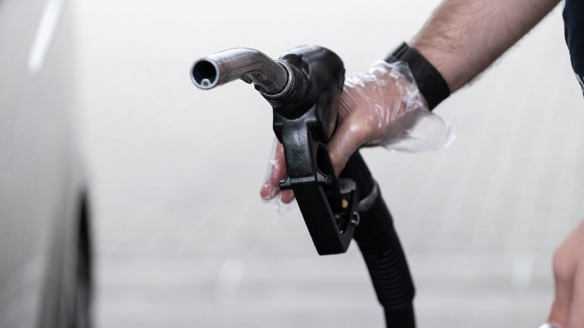Bărbat alimentând un vehicul cu motorină la o benzinărie