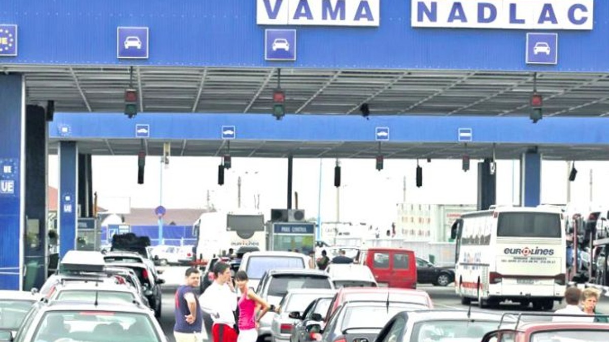 Aglomeraţie la ieşirea din ţară prin Nădlac II. Cât se așteaptă la punctul de control