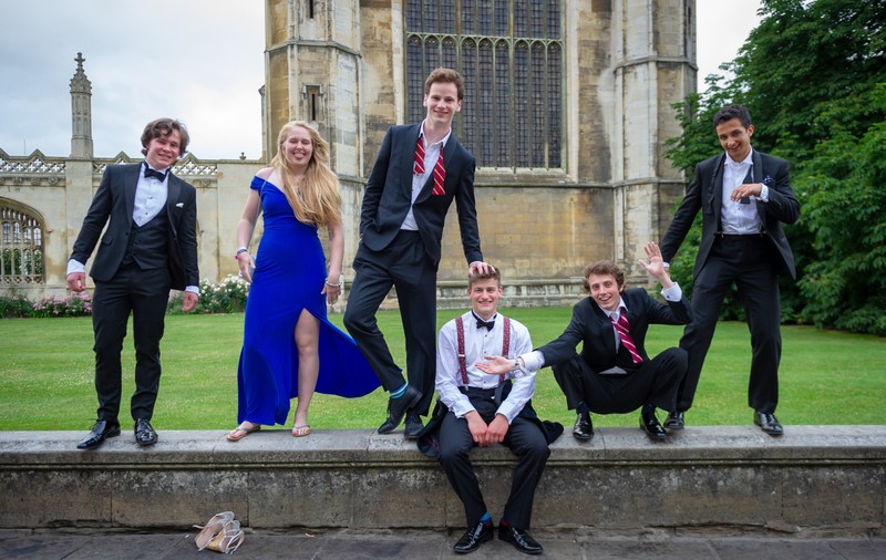 FOTO | Studenții de la Universitatea Cambridge au pozat în ipostaze fierbinți pentru un calendar de caritate
