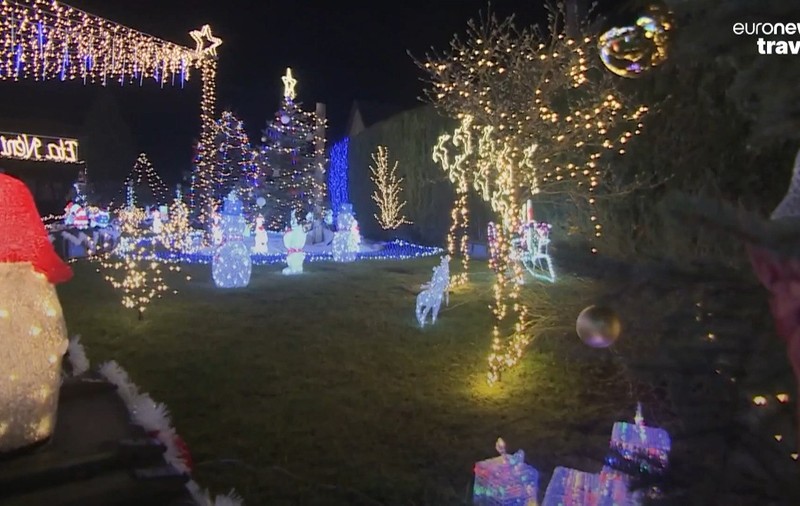 Casa unei bunicuțe din Ungaria a devenit atracție turistică de Crăciun. Cum s-a implicat primăria pentru a aduce vizitatori