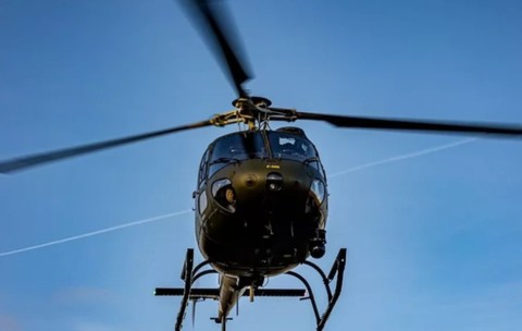 Un elicopter în aer