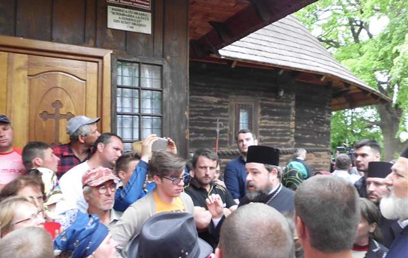 Amenințări cu moartea între preoți în județul Botoșani. Un preot suspendat a declanșat revolta în sat