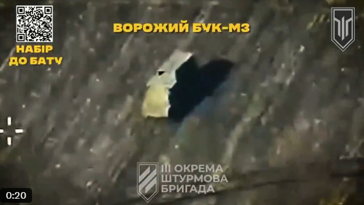 Un sistem rus antiaerian Buk-M3 inainteaza pe un camp