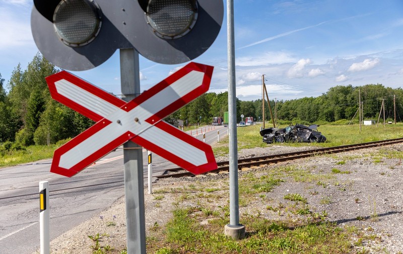 Un autoturism a fost lovit din plin de un tren pe magistrala București - Craiova. O tânără de 21 de ani a murit în accident
