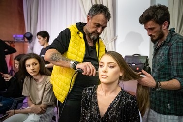 Cornel Saru s-a ocupat de părul Adinei