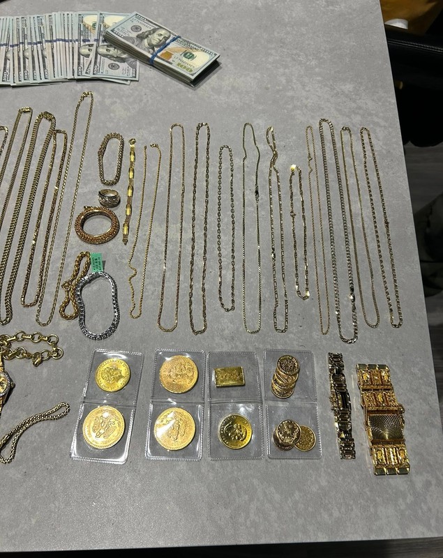Fiul de 10 ani al unui român purta un Rolex de 40.000 de dolari și polițiștii l-au arestat imediat pe tată